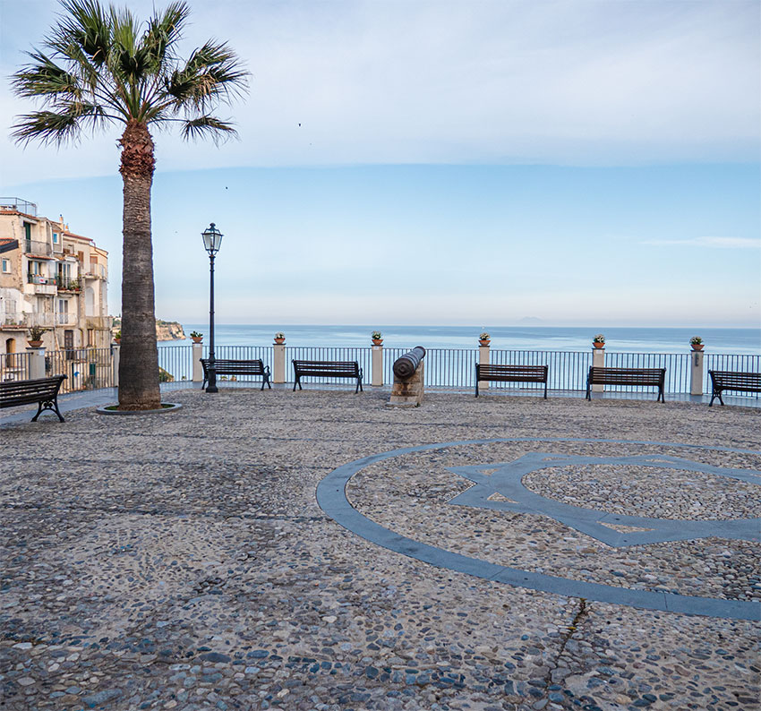 Inizia qui il tuo viaggio a Tropea: scarica le guide