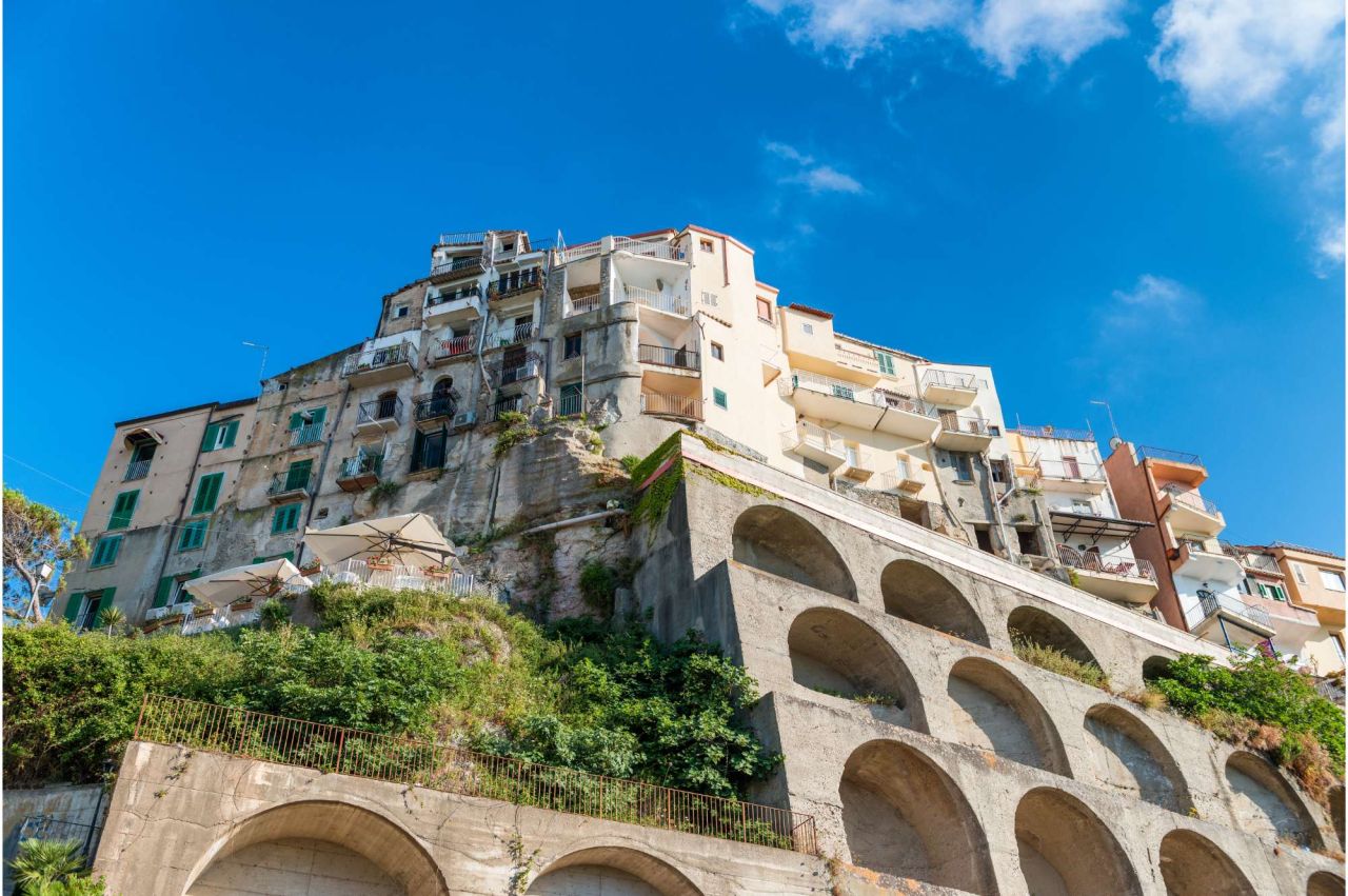 Tropea, la 'Perla del Tirreno', è al centro di una rinascita turistica.